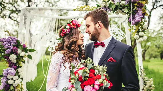 MARIAGE-des-fleurs-pour-célébrer-un-oui